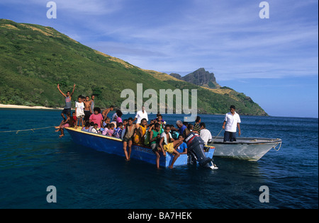 Eine Schule-Boot mit Kindern in Octopus Bucht von Waya Insel Yasawa-Gruppe, Fidschi, Suedsee Stockfoto