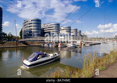 Marina mit Bürogebäuden fünf Boote, Binnenland Hafen, Duisburg, Ruhrgebiet, Ruhr, Nord Rhein Westfalen, Deutschland Stockfoto