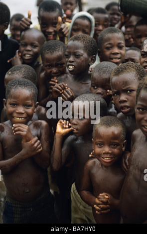 Flüchtlingskinder Abkühlung unter einen Wassertank in Vertriebenen-Camp-Malawi Stockfoto