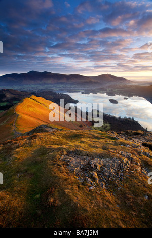 Am frühen Morgen vom Gipfel des Catbells im englischen Lake District National Park anzeigen Stockfoto