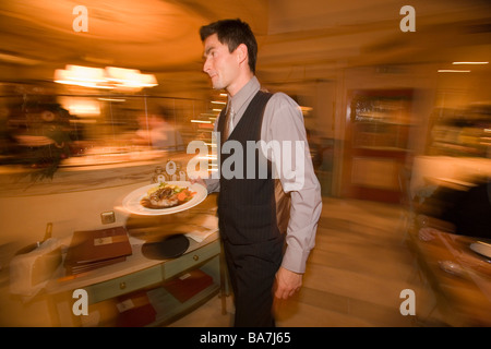 Kellner, eine Mahlzeit im Restaurant des Hotel Zugspitze, Garmisch-Partenkirchen, Oberbayern, Deutschland Stockfoto