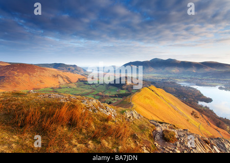 Am frühen Morgen vom Gipfel des Catbells im englischen Lake District National Park anzeigen Stockfoto