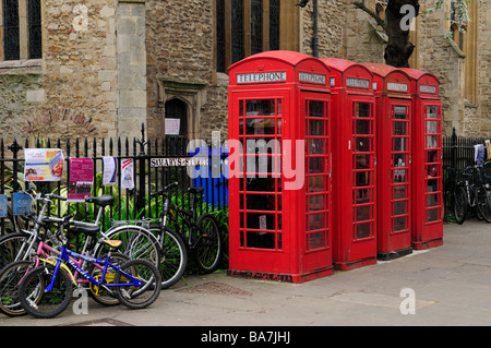 Gruppe von vier Telefonzellen und Fahrräder außerhalb großer St. Marys Church, Cambridge England Uk Stockfoto