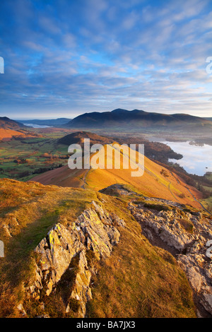 Am frühen Morgen vom Gipfel des Catbells im englischen Lake District National Park anzeigen Stockfoto