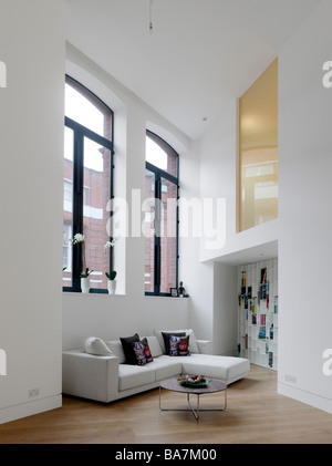 Sofa unter Fenster in Wohnung des konvertierten Royal Mail sortieren Office, London, UK Stockfoto