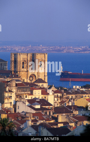 Blick über Lissabon mit Catedral Se Patrizierhaeuser, Lissabon, Lissabon, Portugal Stockfoto