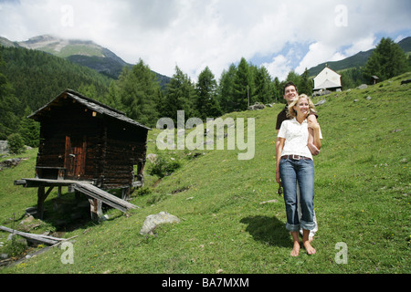 Junges Paar auf Alp, Heiligenblut, Nationalpark Hohe Tauern, Kärnten, Österreich Stockfoto