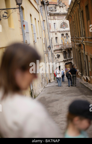 Mutter und Kind zu Fuß durch eine kleine Gasse in der alten Stadt Grasse, Cote d ' Azur, Provence, Frankreich Stockfoto