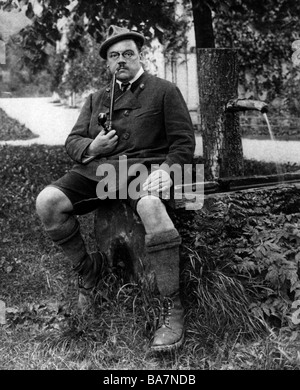 Thoma, Ludwig, 21.1.1867 - 26.8.1921, deutscher Autor/Schriftsteller, volle Länge, sitzend, ca. 1910, Stockfoto