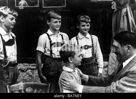 Hitler, Adolf, 20.4.1889 - 30.4.1945, deutscher Politiker (NSDAP) Kanzler seit 30.1.1933, mit Kindern in Berchtesgaden, ca. 1937, Stockfoto