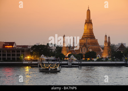 Wat Arun Tempel der Morgenröte, am Westufer des Flusses Chao Phraya, Bangkok, Thailand Stockfoto