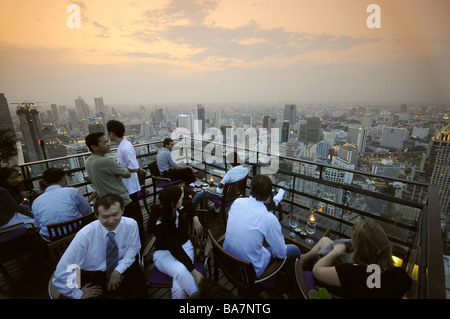 Abends Getränke in der Moon Bar mit herrlichem Blick von Sukhothai Hotel, Bangkok, Thailand Stockfoto