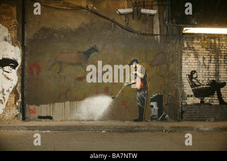 Banksy Graffiti Remover (Whitewashing Lascaux) in Leake Street Waterloo, London 2008 Stockfoto