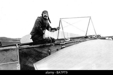 Bleriot, Louis, 1.7.1872 - 1.8.1936, französischer Pilotenpionier, halbe Länge, mit seinem Flugzeug, Anfang des 20. Jahrhunderts, Stockfoto