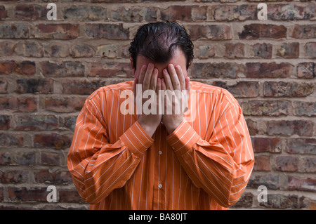 Mann versteckt Gesicht im freien Stockfoto