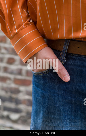 Die Hand des Mannes in Jeans-Tasche Stockfoto