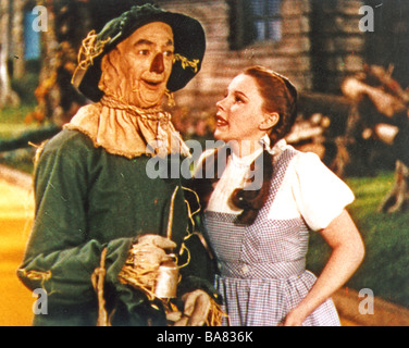 DER Zauberer von OZ 1939 MGM-Film mit Judy Garland als Dorothy und Ray Bolger als die Vogelscheuche Stockfoto