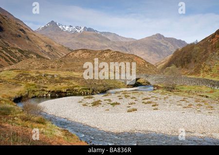 Der Fluß Shiel fließt aus den berühmten Bergen (die 7 Schwestern) auf dem Weg zum Loch Duich Ross-Shire, Schottland.   SCO 2350 Stockfoto