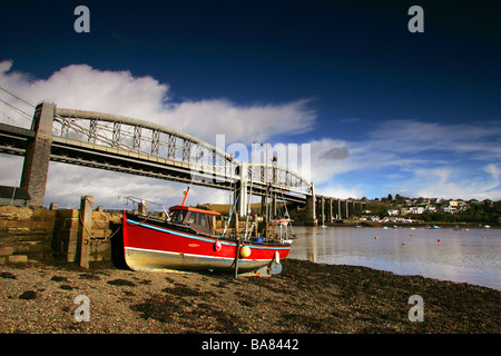 Die Royal Albert Bridge, die über den Fluss Tamar Devon und Cornwall links Stockfoto