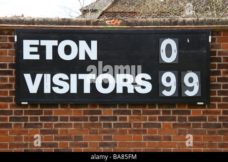 Anzeigetafel mit Eton 99-0, auf den Spielfeldern Sixpenny (oder The Fields), Eton College, Windsor, Berkshire zu verlieren. Stockfoto