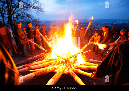 Traditionelle Osterfeuer auf 7 Hügeln rund um die Stadt Attendorn im Bereich Sauerland in North Rhine-Westphalia, Germany. Stockfoto