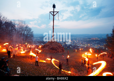 Traditionelle Osterfeuer auf 7 Hügeln rund um die Stadt Attendorn im Bereich Sauerland in North Rhine-Westphalia, Germany. Stockfoto