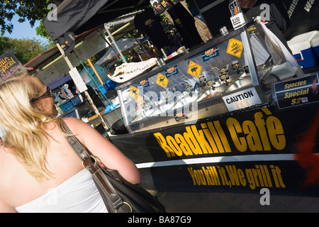 Die Roadkill Cafe - einer der vielen Garküchen am Mindil Beach Sunset Markets.  Darwi, n Northern Territory, Australien Stockfoto