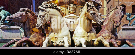 Details zu den Seepferdchen an der Basis der Neptunbrunnen in der Piazza della Signoria, Florenz, Italien Stockfoto