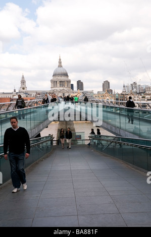 Menschen auf der Millennium Bridge führt von Tate Modern, St. Pauls, Architektur, London, Großbritannien, England, Europa, EU Stockfoto