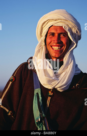 Berber Mann in Tracht, lächelnd mit blauen Himmel dahinter, Marokko Stockfoto