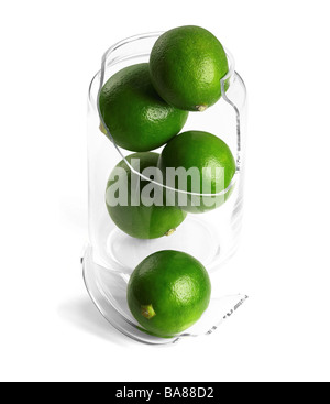 zerbrochene Glas jar mit Kalk auf weißem Hintergrund Stockfoto