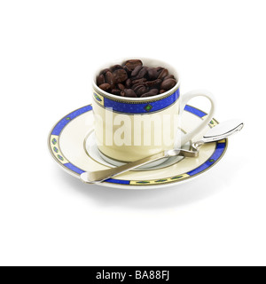 Tasse geröstete Kaffeebohnen isoliert auf weißem Hintergrund Stockfoto