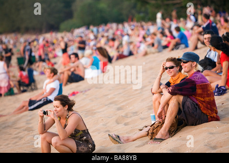 Menschenmengen versammelten sich am Mindil Beach zum Sonnenuntergang.  Darwin, Northern Territory, Australien Stockfoto