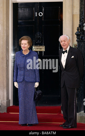 Ehemaliger Premierminister Baronin Margaret Thatcher und ihr Ehemann Denis Thatcher besuchen ein Abendessen in der Nummer 10 Downing Street Stockfoto