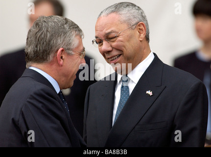 Britische Außenminister Jack Straw Lachen mit Colin Powell Vereinigte Staaten Staatssekretär während seines Besuchs in Großbritannien Stockfoto