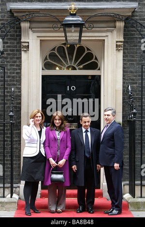 Der französische Präsident Nicolas Sarkozy und Frau Carla Bruni-Sarkozy mit Premierminister Gordon Brown und Frau Sarah in der Downing Street Stockfoto