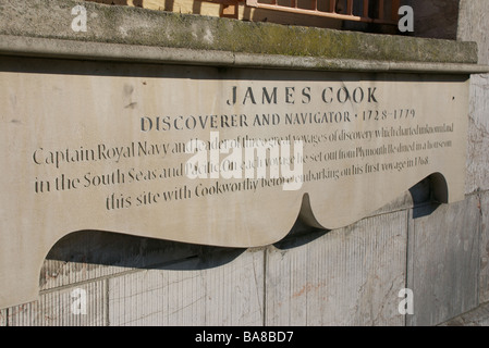 Stone Tablet zum Gedenken an Entdecker und Seefahrer James Cook, Plymouth, Devon, UK Stockfoto