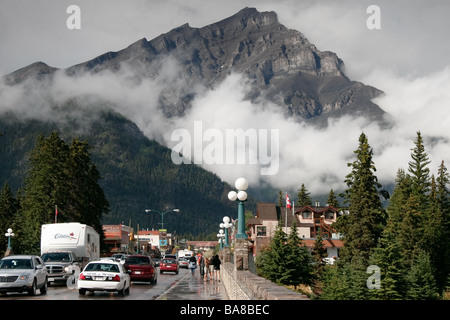 Blick über den Bow River-Brücke in Richtung Banff und Mount Rundle Stockfoto