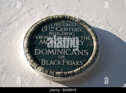 Plaque, die Beschreibung der Dominikaner oder Blackfriars Kloster, Plymouth Gin Brennerei, Barbican, Plymouth, Devon, UK Stockfoto