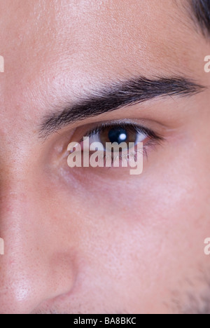 Nahaufnahme von einem ethnischen Mannes Auge Stockfoto