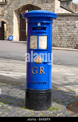 Eine seltene George VI Luftpost Box lackiert in leuchtendem Blau (George Regina) in Windsor, Berkshire, UK. (siehe Hinweise) Stockfoto