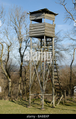 Jagd-Aussichtsturm mit Blick auf Feld am Rand der South Downs, West Sussex, England Stockfoto