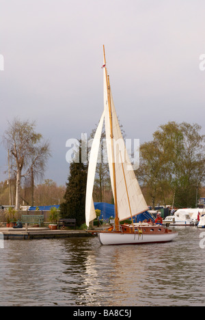 Der Fluss Bure am Horning erreichen auf den Norfolk Broads, England mit einer klassischen Segelyacht an einem Frühlingstag. Stockfoto