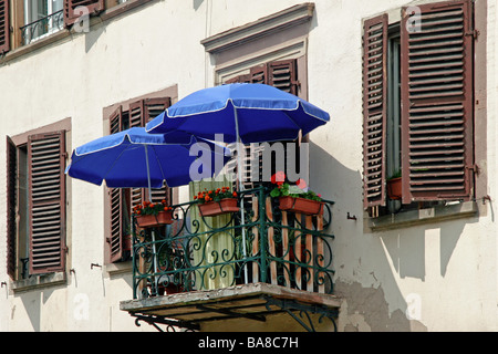 Zwei blaue Sonnenschirme auf einem Balkon in Straßburg Frankreich Stockfoto