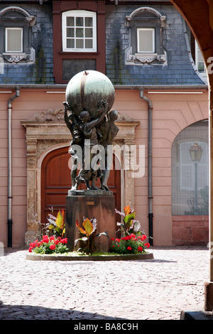 Blick auf eine Statue drei Menschen halten eine Kugel in einem Innenhof in Straßburg Frankreich Stockfoto