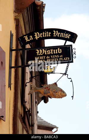 Reich verzierte hängende Zeichen für La Petite Venise Auberge in Straßburg Stockfoto