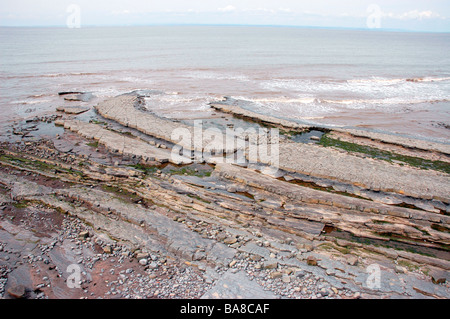 Eine geologische Site of Special Scientific Interest am Kilve Beach in North Somerset mit Welle schneiden Kalkstein-Plattformen Stockfoto