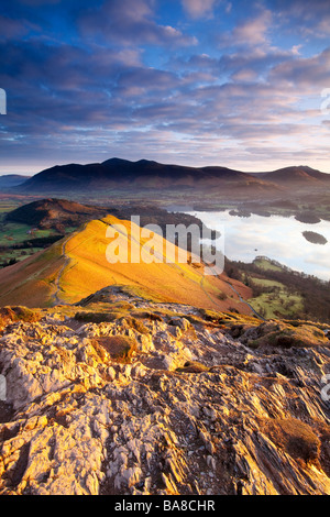 Am frühen Morgen vom Gipfel des Catbells im englischen Lake District National Park anzeigen Stockfoto