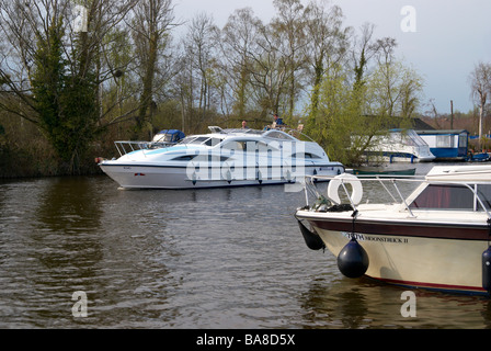 Der Fluss Bure Horning zu erreichen, auf der Norfolk Broads, England mit Motorboot und Start an einem Frühlingstag. Stockfoto