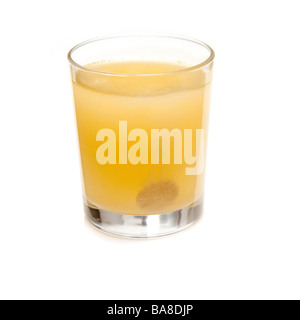 Brausetabletten Vitamin C-Tablette in einem Glas Wasser auflösen. Isoliert auf einem weißen Studio-Hintergrund. Stockfoto